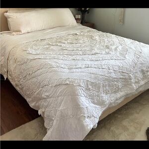Anthropologie Medallion white queen quilt (see description)